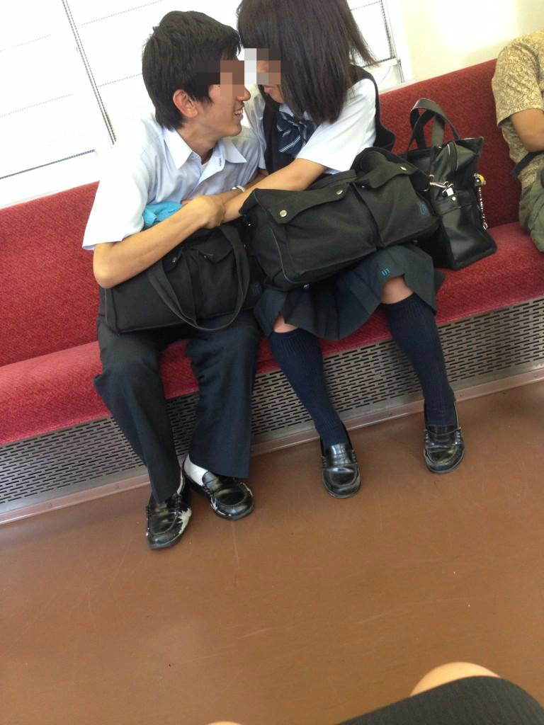 電車でイチャつくカップルをご覧くださいwwwwwww 画像あり Gossip速報