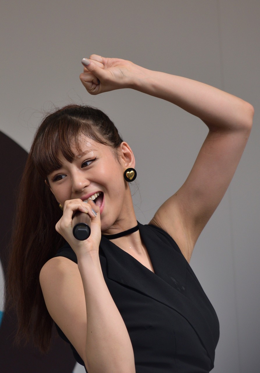 西内まりや ワキ 